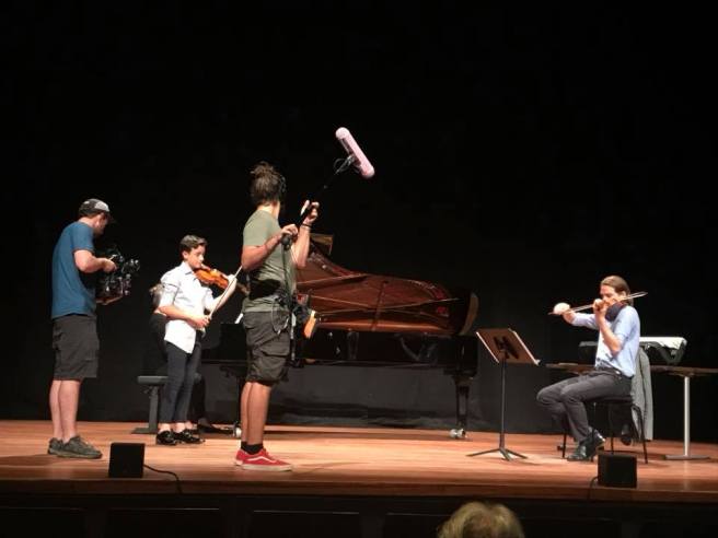 Raven geeft Enzo les + camera crew