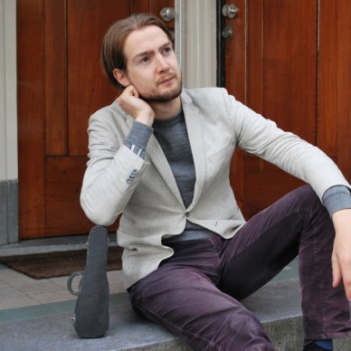 Raven met kleine vioolkist